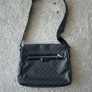 Louis Vuitton messager bag